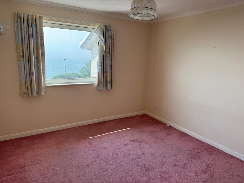 Lot: 73 - TWO-BEDROOM FLAT WITH GARAGE, BALCONY AND SPLENDID SEA VIEW - One of the Bedrooms